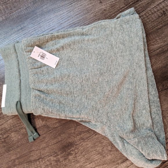 *BNWT* OLD NAVY Terry Shorts - Light green - size Small - Picture 2 of 4